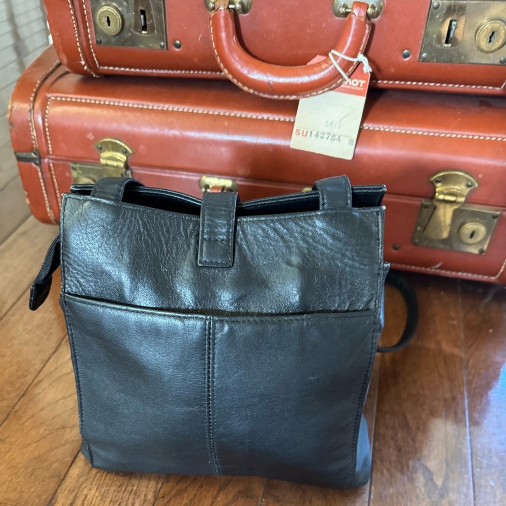 Laura Scott Black shoulder bag with front and back outer pockets, snap closure. - Picture 12 of 12